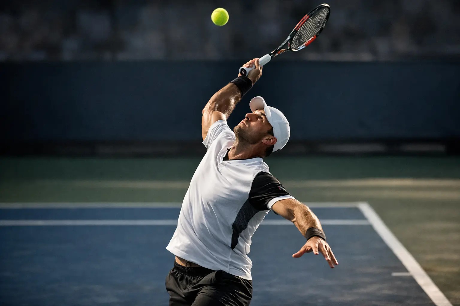 Joueur de tennis effectuant un puissant service