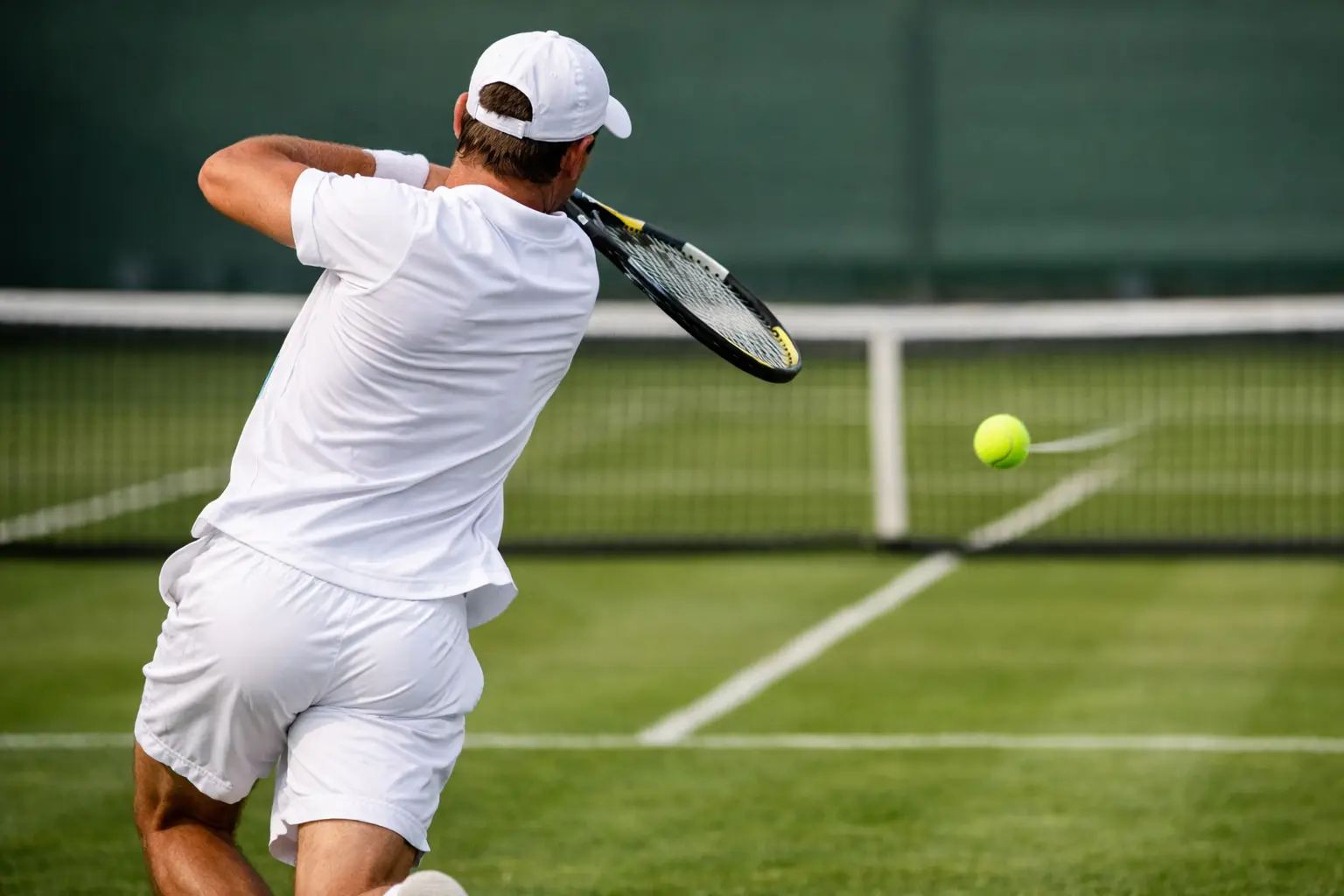 Service puissant sur gazon avec la balle &agrave; haute vitesse