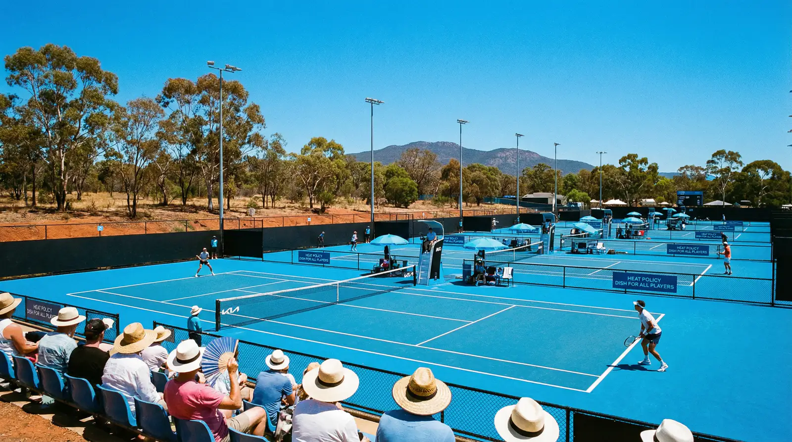 Melbourne Park sous un soleil brûlant avec courts de tennis en dur bleu et ciel bleu intense