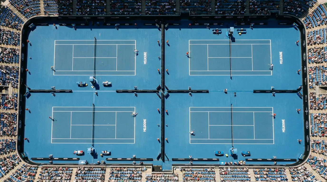 Plusieurs courts de tennis vus du ciel lors d'un tournoi, matchs en simultané sous le soleil